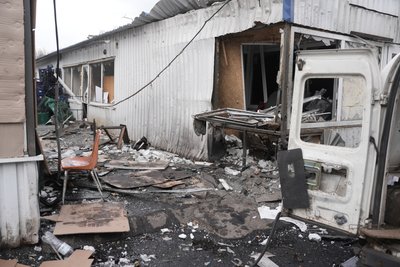 Загиблі та поранені через удар по ринку у Нікополі: що відбувається на місці події Загиблі та поранені через удар по ринку у Нікополі: що відбувається на місці події