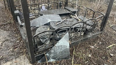 Зруйнований пам'ятник на єврейському секторі кладовища №3 Зруйнований пам'ятник на єврейському секторі кладовища №3