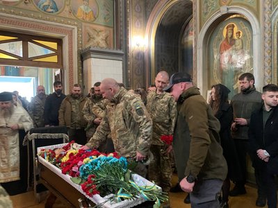 У Києві прощалися з оператором Суспільного Олексієм Ольховиком, який загинув на фронті У Києві прощалися з оператором Суспільного Олексієм Ольховиком, який загинув на фронті