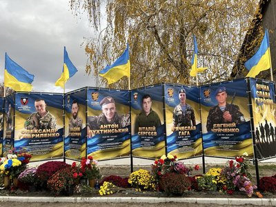 "Шануємо пам'ять про кожного": у селі на Черкащині відкрили Алею Слави на честь загиблих військових "Шануємо пам'ять про кожного": у селі на Черкащині відкрили Алею Слави на честь загиблих військових