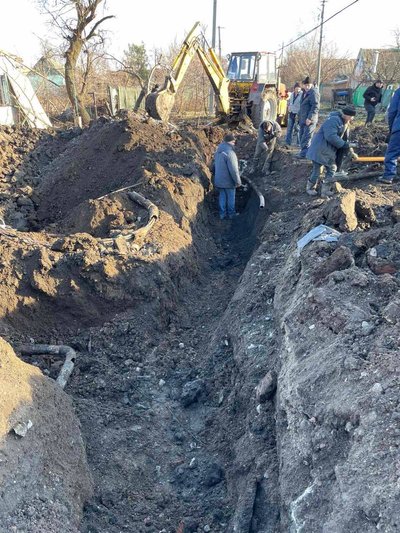 У Покровську ліквідовують наслідки нічного обстрілу У Покровську ліквідовують наслідки нічного обстрілу