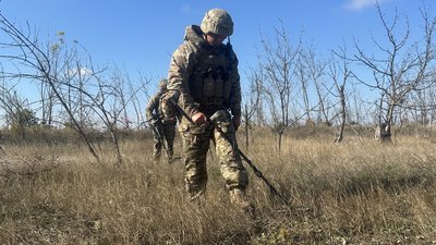 Військовий сапер на псевдо Моха під час розмінування територій Херсонщини Військовий сапер на псевдо Моха під час розмінування територій Херсонщини