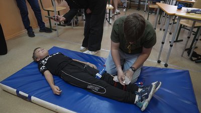 "Музей у школах": у вінницькому ліцеї діти опановують навички першої допомоги "Музей у школах": у вінницькому ліцеї діти опановують навички першої допомоги