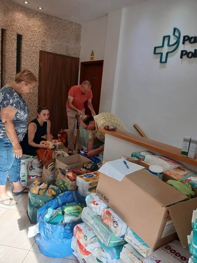 Конкурент Орбана угорський політик Мадяр везе до Києва гумдопомогу для Охматдиту Конкурент Орбана угорський політик Мадяр везе до Києва гумдопомогу для Охматдиту