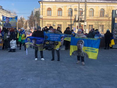 Декілька сотень людей підняли стяги: мирний мітинг на підтримку безвісти зниклих та полонених військових у Рівному Декілька сотень людей підняли стяги: мирний мітинг на підтримку безвісти зниклих та полонених військових у Рівному