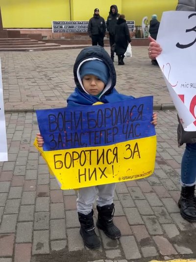 "Будемо боротися за кожного". У Чернівцях відбулась акція на підтримку військових, які в полоні чи зникли безвісти "Будемо боротися за кожного". У Чернівцях відбулась акція на підтримку військових, які в полоні чи зникли безвісти