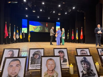 "Світлий обовʼязок памʼяті": у Черкасах рідним загиблих військових вручили нагороди "Світлий обовʼязок памʼяті": у Черкасах рідним загиблих військових вручили нагороди