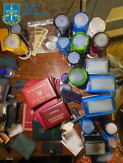 Зловживання з гумдопомогою і посвідченнями волонтерів: під підозрою подружжя ексспівробітників Червоного Хреста з Києва Зловживання з гумдопомогою і посвідченнями волонтерів: під підозрою подружжя ексспівробітників Червоного Хреста з Києва