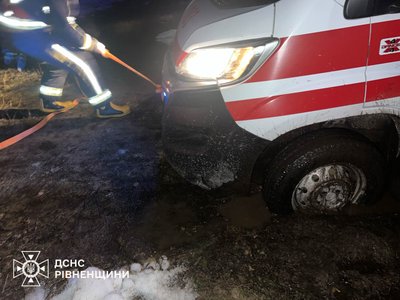 Швидка з важкохворим пацієнтом застрягла на Рівненещині. Рятувальники допомогли її дістати Швидка з важкохворим пацієнтом застрягла на Рівненещині. Рятувальники допомогли її дістати