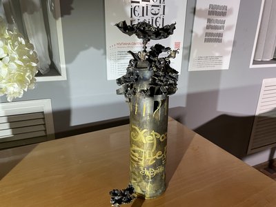 Уламки перетворили на мистецтво. У Херсонському музеї створили виставку з залишків зброї Уламки перетворили на мистецтво. У Херсонському музеї створили виставку з залишків зброї
