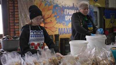 "Сухі борщі" для оборонців готують волонтерки з Вінниччини "Сухі борщі" для оборонців готують волонтерки з Вінниччини