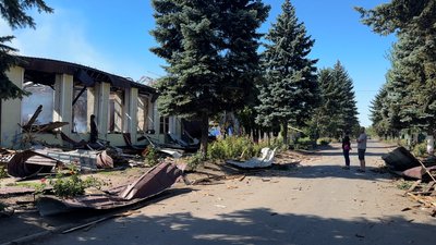 Власниця Світлана разом з чоловіком дивляться на зруйноване приміщення, Білозерське, Донецька область, 14 серпня 2025 рік Власниця Світлана разом з чоловіком дивляться на зруйноване приміщення, Білозерське, Донецька область, 14 серпня 2025 рік
