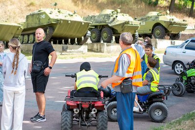 У місті на Житомирщині дітей безоплатно навчають їздити на картингах та квадроциклах У місті на Житомирщині дітей безоплатно навчають їздити на картингах та квадроциклах