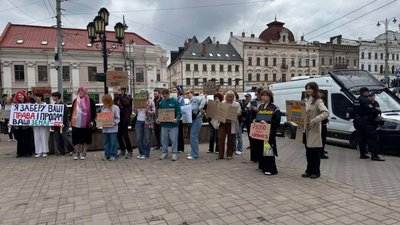Учасники акції проти нового Цивільного кодексу у Чернівцях Учасники акції проти нового Цивільного кодексу у Чернівцях