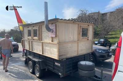 "Пункт незламності" для моржів: одесит створив мобільну лазню