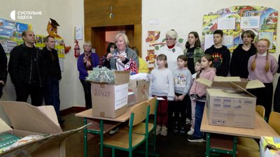 Листи від дітей, старлінки від волонтерів: до новорічних свят на фронт відправили допомогу Листи від дітей, старлінки від волонтерів: до новорічних свят на фронт відправили допомогу
