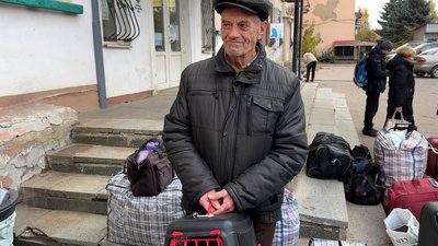 "Терпіти немає сил". "Янголи спасіння" евакуюють людей з Костянтинівки "Терпіти немає сил". "Янголи спасіння" евакуюють людей з Костянтинівки