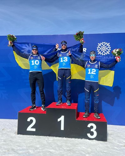 Український подіум на Дефлімпіаді-2023: лижники Руслан Денисенко, Андрій Андріїшин та Дмитро Мажаєв.