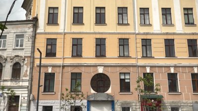 У тернопільській школі встановили відреставровану віконну раму У тернопільській школі встановили відреставровану віконну раму