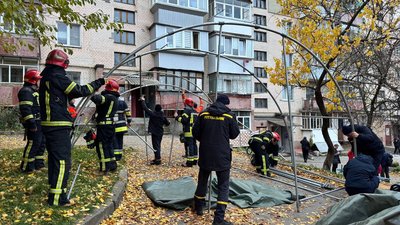 Рятувальники розгорнули намет Рятувальники розгорнули намет