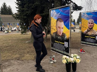 124 портрети героїв: на Вінниччині відкрили Алею памʼяті захисників України 124 портрети героїв: на Вінниччині відкрили Алею памʼяті захисників України