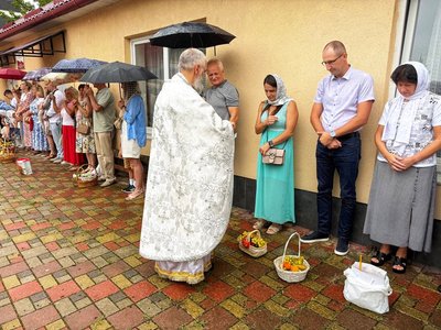 Освячують фрукти, мед, квіти та воду: яблучний спас в Ужгороді Освячують фрукти, мед, квіти та воду: яблучний спас в Ужгороді