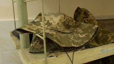На Кіровоградщині переселенка вишиває символи громади, яка стала їй другим домом, і у такий спосіб допомагає війську На Кіровоградщині переселенка вишиває символи громади, яка стала їй другим домом, і у такий спосіб допомагає війську