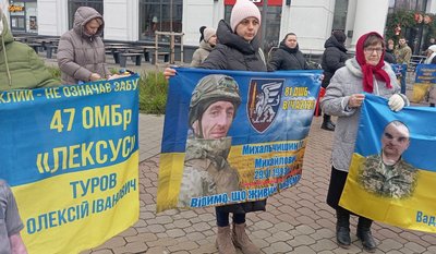У Хмельницькому відбувається акція в підтримку військовополонених та безвісти зниклих У Хмельницькому відбувається акція в підтримку військовополонених та безвісти зниклих