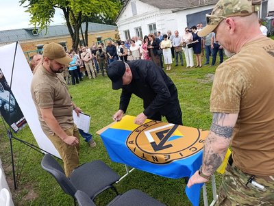 "Щоб захистити себе і своїх близьких": на Уманщині відкрили перший підрозділ центру підготовки громадян до нацспротиву "Щоб захистити себе і своїх близьких": на Уманщині відкрили перший підрозділ центру підготовки громадян до нацспротиву
