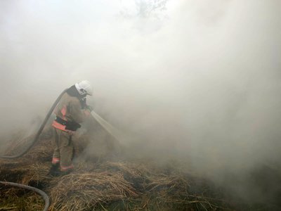 На Волині через дитячі пустощі з вогнем загорілась солома біля будинку На Волині через дитячі пустощі з вогнем загорілась солома біля будинку