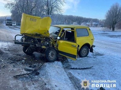 ДТП на Черкащині: рятувальники дістали людину з понівеченого легковика ДТП на Черкащині: рятувальники дістали людину з понівеченого легковика