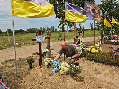 Родині загиблого прикордонника з Одещини передали його посмертні нагороди Родині загиблого прикордонника з Одещини передали його посмертні нагороди