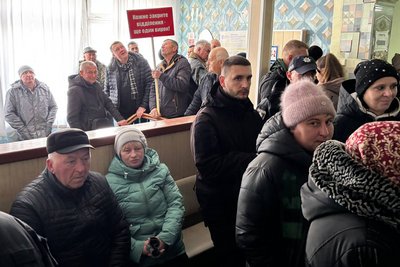 На Житомирщині під час мітингу гендиректора лікарні кинули у сміттєвий бак На Житомирщині під час мітингу гендиректора лікарні кинули у сміттєвий бак