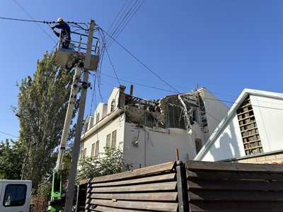 "Було чутно свист, я сховалась під стіл, посипалось скло, а потім знову свист": херсонці розповіли про чергову атаку РФ "Було чутно свист, я сховалась під стіл, посипалось скло, а потім знову свист": херсонці розповіли про чергову атаку РФ