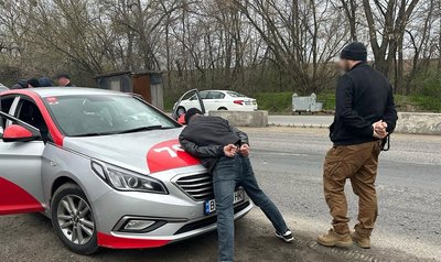 Вимагання, розбій та викрадення авто: на Хмельниччині підозрюють групу іноземців Вимагання, розбій та викрадення авто: на Хмельниччині підозрюють групу іноземців