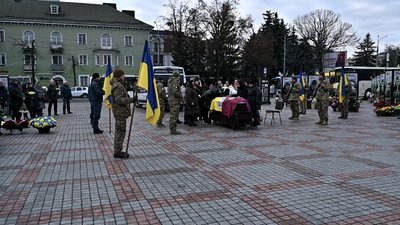 Рік вважали зниклим безвісти: попрощалися з добровольцем Євгеном Грабовим у Рівному Рік вважали зниклим безвісти: попрощалися з добровольцем Євгеном Грабовим у Рівному