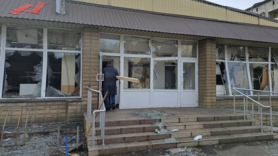 торговельний комплекс пошкоджений внаслідок удару Добропілля Донецька область 10 березня 2025 рік торговельний комплекс пошкоджений внаслідок удару Добропілля Донецька область 10 березня 2025 рік