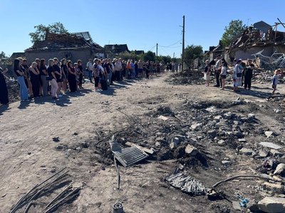 «Я втратив усіх». У Радушному біля атакованого РФ будинку провели хвилину мовчання і вшанували загиблу родину Воронових «Я втратив усіх». У Радушному біля атакованого РФ будинку провели хвилину мовчання і вшанували загиблу родину Воронових