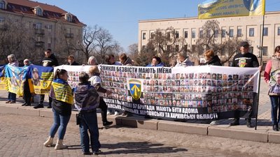 У Кропивницькому вперше розгорнули восьмиметровий банер зі світлинами полонених та зниклих бійців 57 бригади У Кропивницькому вперше розгорнули восьмиметровий банер зі світлинами полонених та зниклих бійців 57 бригади