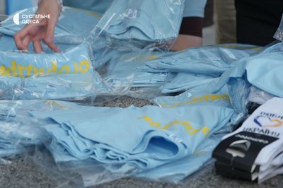 В Одесі учасники всеукраїнського руху "#догоридригом" ставали на голову біля Дюка В Одесі учасники всеукраїнського руху "#догоридригом" ставали на голову біля Дюка
