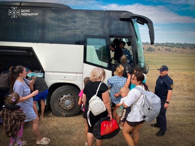 Майже 600 пасажирів евакуювали після атаки РФ на потяг на Одещині Майже 600 пасажирів евакуювали після атаки РФ на потяг на Одещині