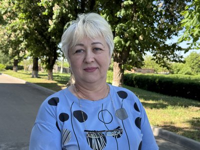 “Їдеш — і в небо тільки голова”. Як соцпрацівниця під російськими дронами доглядає самотніх літніх людей на Донеччині “Їдеш — і в небо тільки голова”. Як соцпрацівниця під російськими дронами доглядає самотніх літніх людей на Донеччині