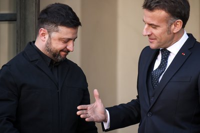 Президент Франції Емманюель Макрон (праворуч) зустрічає президента України Володимира Зеленського, який приїхав на саміт Коаліції охочих в Парижі, 6 січня 2026 року Президент Франції Емманюель Макрон (праворуч) зустрічає президента України Володимира Зеленського, який приїхав на саміт Коаліції охочих в Парижі, 6 січня 2026 року