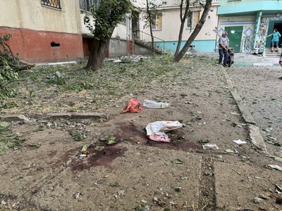 Херсон, обстріли, липень 2024, кров, подвір'я Херсон, обстріли, липень 2024, кров, подвір'я