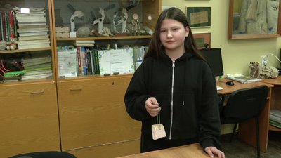 Сало, насіння, горіхи, крупи. Як діти годують птахів у Рівному Сало, насіння, горіхи, крупи. Як діти годують птахів у Рівному