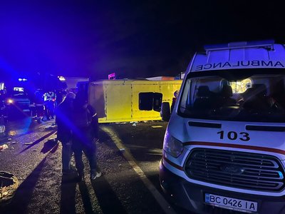Неподалік Львова зіткнулися маршрутка та вантажівка: є травмовані Неподалік Львова зіткнулися маршрутка та вантажівка: є травмовані