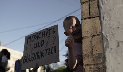Дитина на акції протесту проти відставки Федорова Дитина на акції протесту проти відставки Федорова