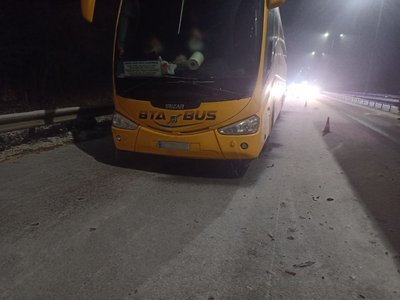 На трасі Київ-Чоп на Житомирщині вантажний бус в'їхав в пасажирський автобус На трасі Київ-Чоп на Житомирщині вантажний бус в'їхав в пасажирський автобус
