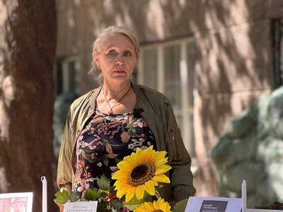 "Треба пам'ятати ціну, яку ми платимо". Заклади Дніпра долучилися до акції вшанування полеглих військових "Стіл пам'яті" "Треба пам'ятати ціну, яку ми платимо". Заклади Дніпра долучилися до акції вшанування полеглих військових "Стіл пам'яті"