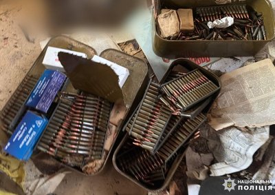 Житель Київщини зберігав удома кулемет, гранати і понад 14 тис. набоїв Житель Київщини зберігав удома кулемет, гранати і понад 14 тис. набоїв